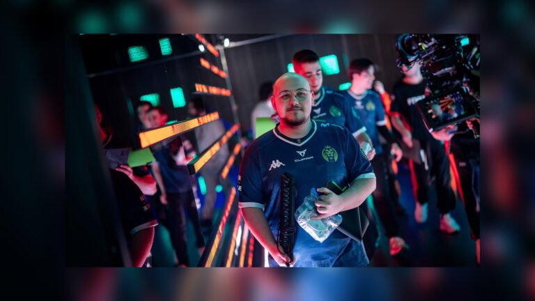 Imagen con un primer plano del jugador de MAD Lions KOI, Myrwn, antes de entrar en el stage de la LEC. Tras él se puede intuir la figura de su compañero Fresskowy y los demás jugadores del equipo.