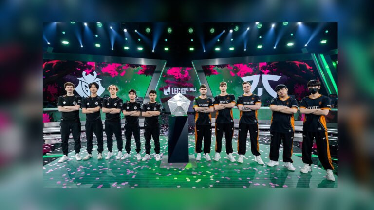 Los diez jugadores de los equipos de G2 y Fnatic posan junto al escudo de ganador de temporada