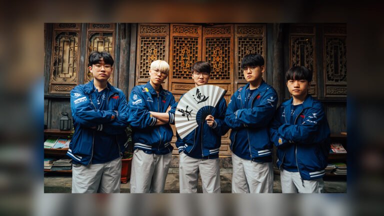 Plano completo de los jugadores de T1 durante el MSI. Faker aparece en el centro con un abanico de estilo asiático abierto