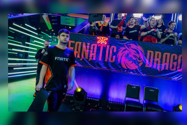Imagen de Oscarinin al entrar al stage de la LEC con una pancarta de Fnatic Dragons en la grada