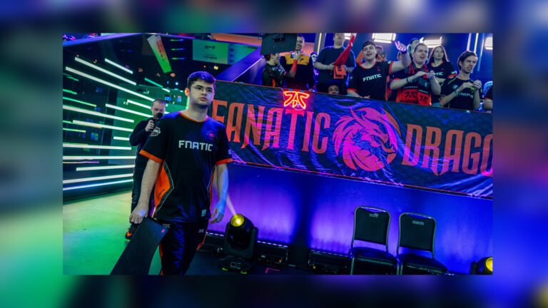 Imagen de Oscarinin al entrar al stage de la LEC con una pancarta de Fnatic Dragons en la grada
