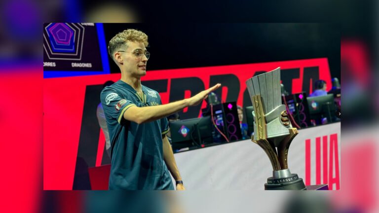 Fotografía de Koldo, jungla de UCAM, alargando la mano para tocar la copa de la Superliga