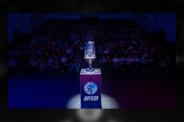 Imagen del trofeo de la Superliga durante la final de verano de 2024