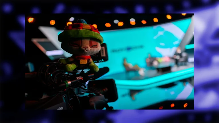 Imagen de un peluche de Teemo sobre una de las cámaras en el estudio de la LEC, como cartel promocional de la semana
