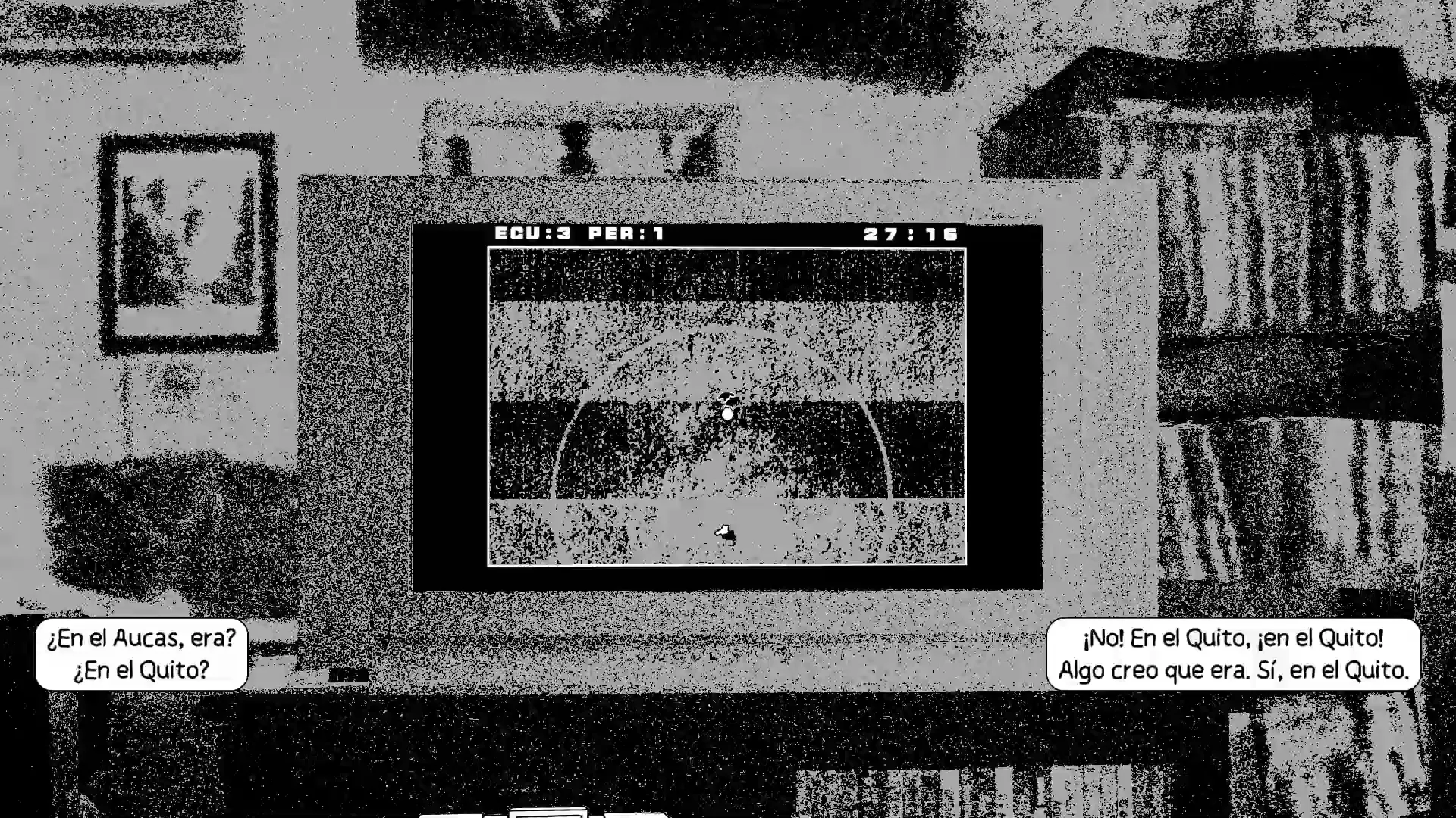 Julián jugando al juego de fútbol mientras sus padres hablan