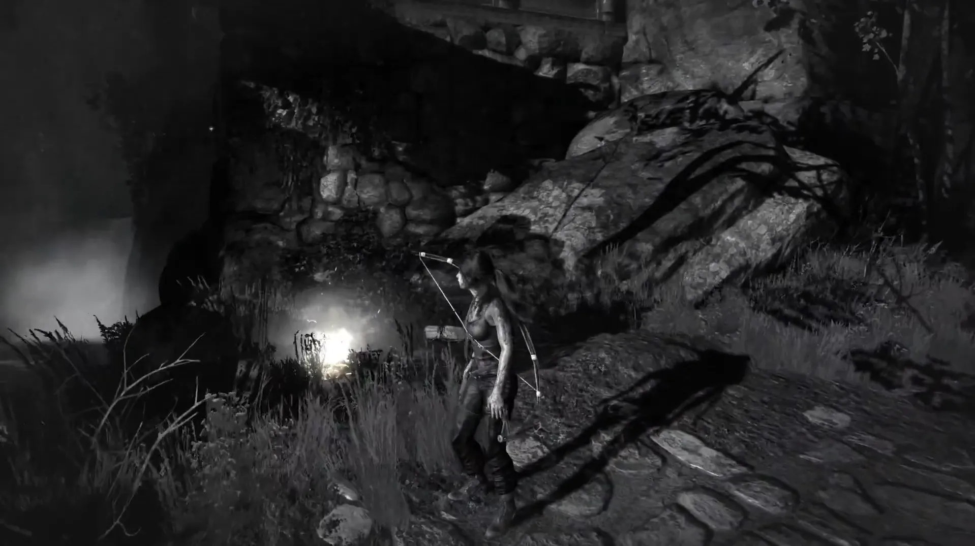 Imagen de Lara frente a una hoguera