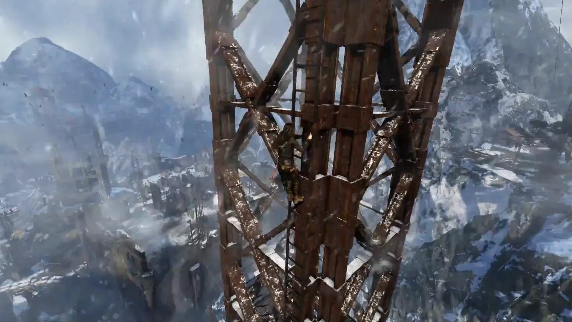 Lara subiendo una torre de comunicaciones