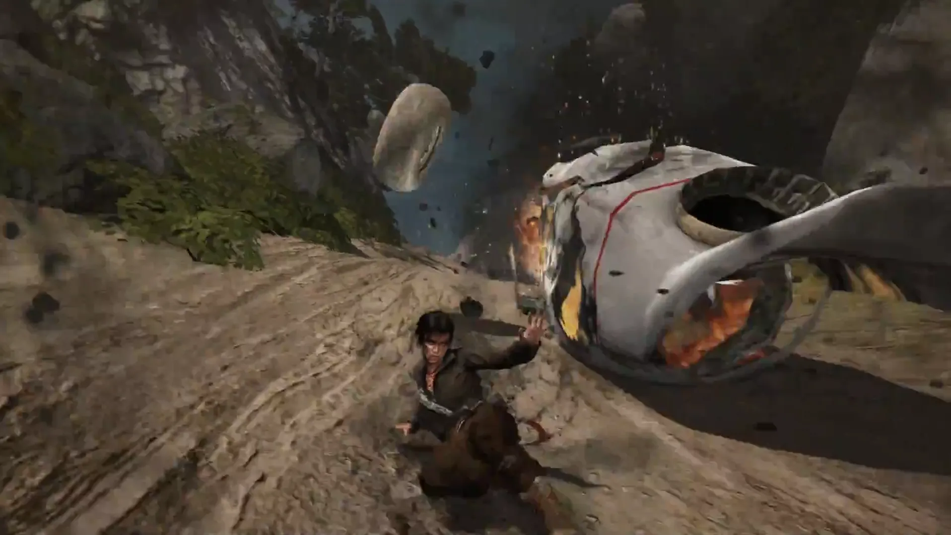 Lara deslizándose por una cuesta mientras esquiva los restos de un avión