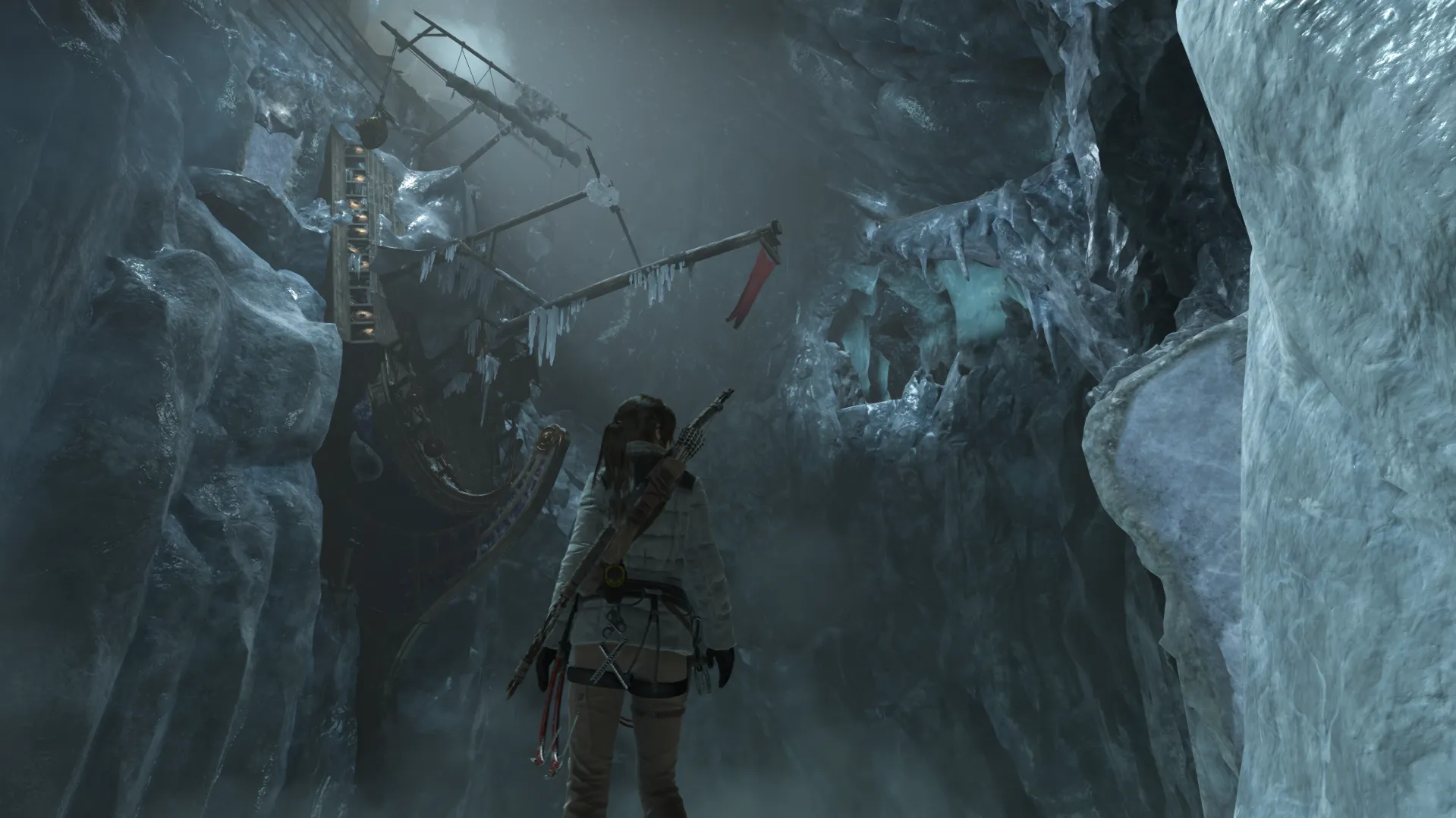 Lara observando un barco en una cueva