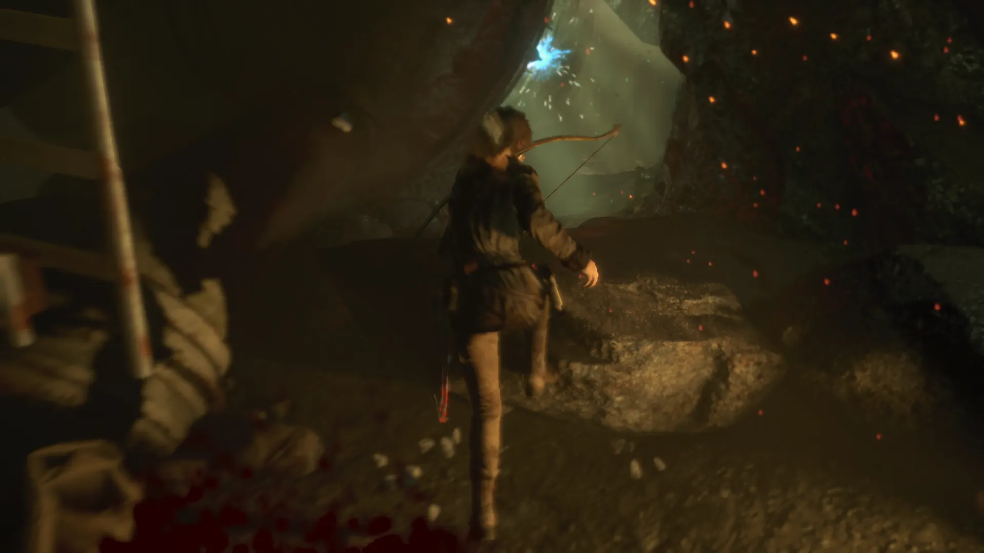Lara corriendo en una cueva