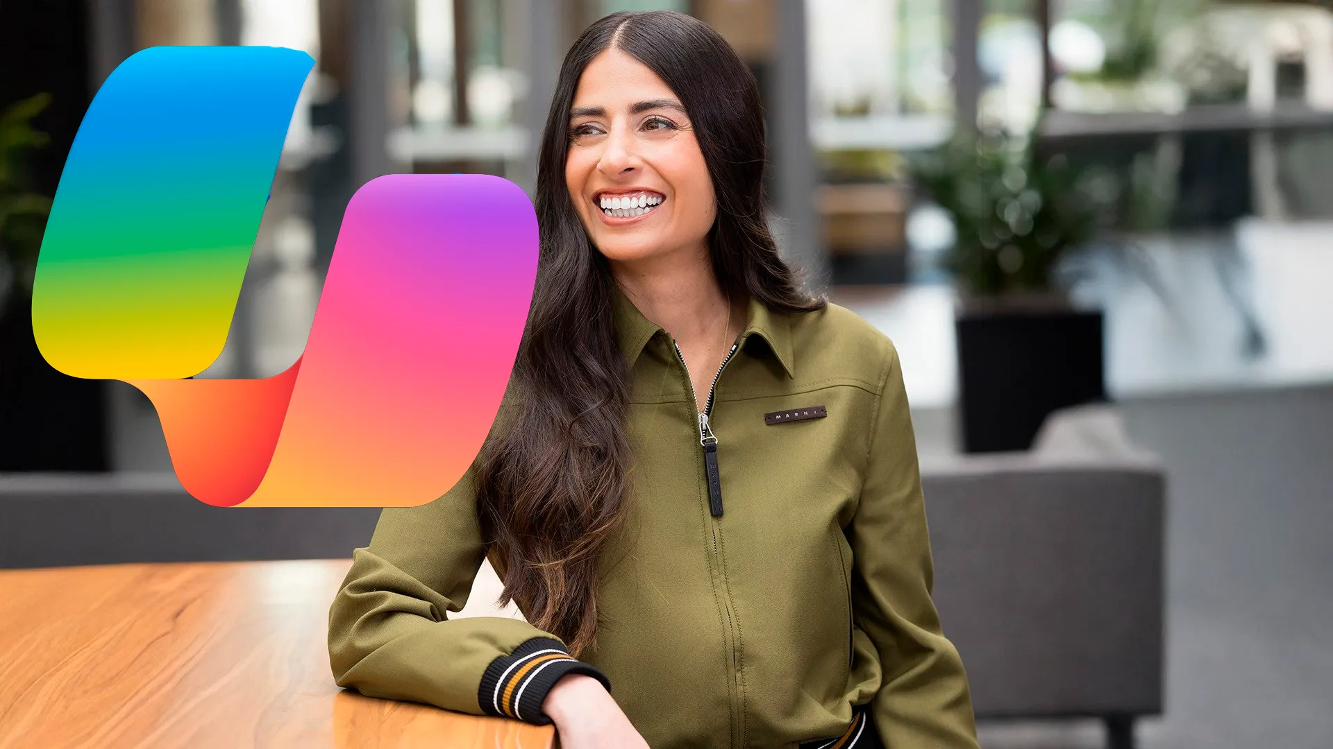 Asha Sharma, CEO de Xbox, con el logo de Copilot