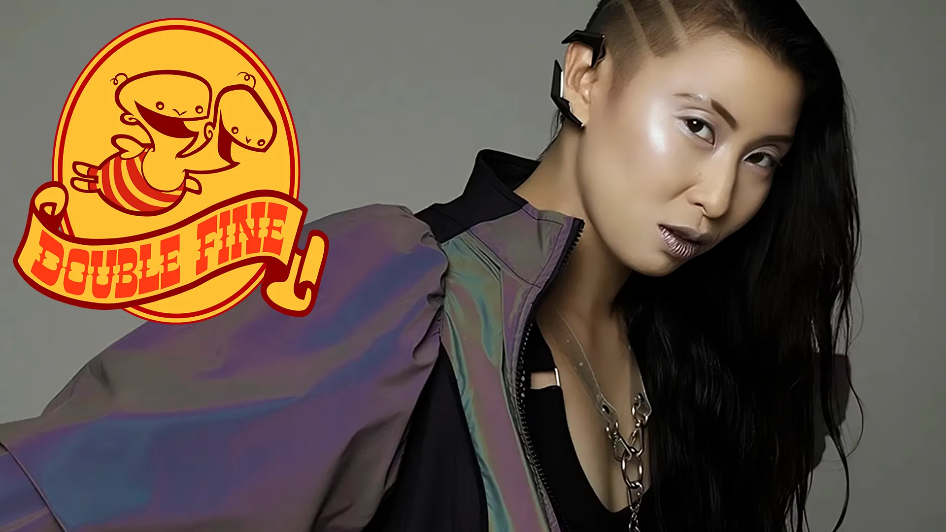 Erika Ishii con el logo de Double Fine
