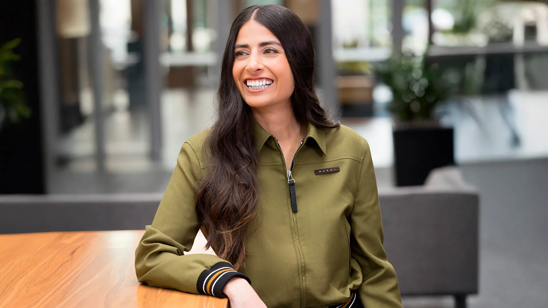 Imagen de Asha Sharma sonriendo